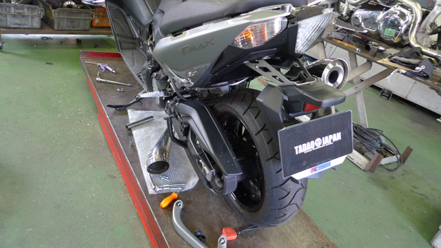 TMAX530 TwoTail | 忠さんが陣頭指揮をとってマフラーを開発して